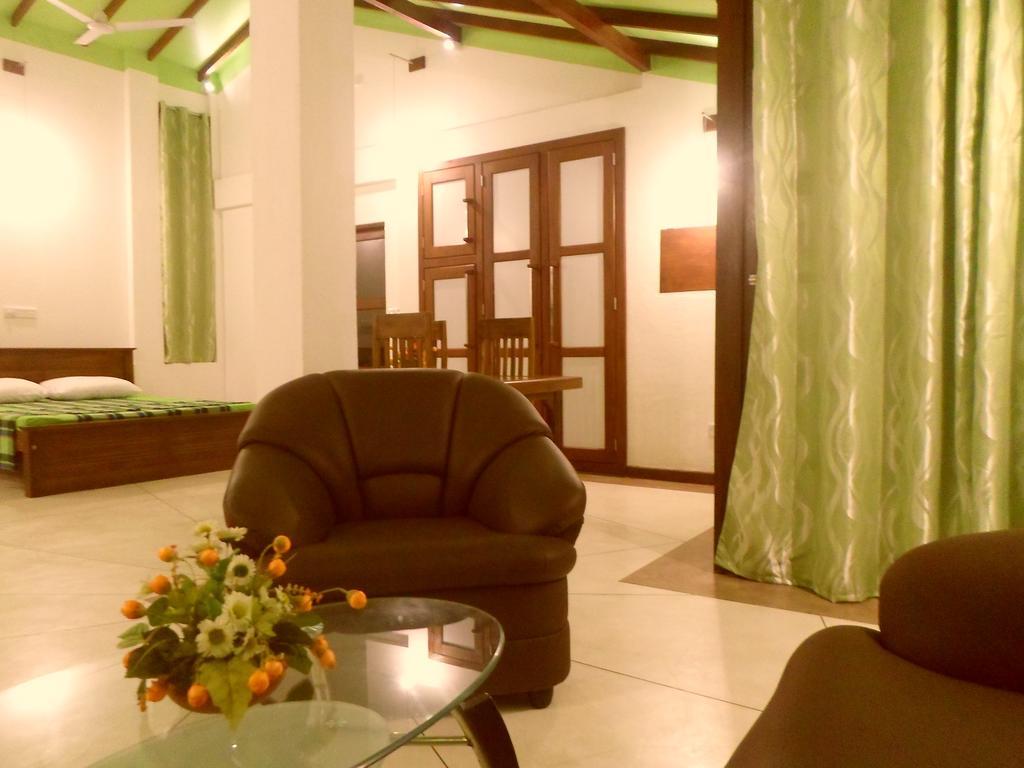 Nilas Guesthouse Hikkaduwa Exterior photo
