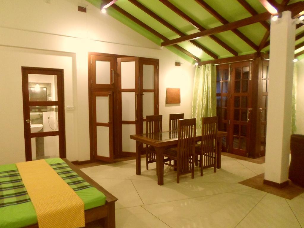 Nilas Guesthouse Hikkaduwa Room photo